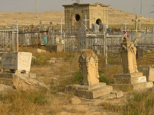 Поруч склепи казахів, могили православних, католиків і протестантів