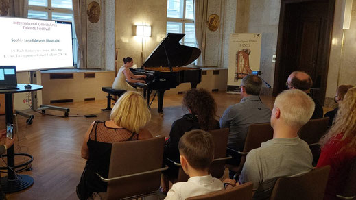 Sophia Edwards, online student, performing at Vienna Gloria Artis