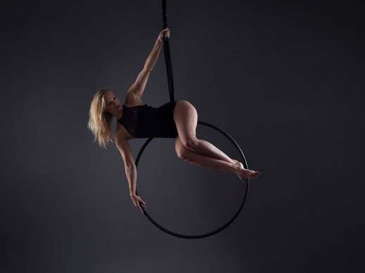 Das Training am Aerial Hoop oder Luftring sieht schnell sehr elegant aus - wie hier bei unserer Trainerin Anna.