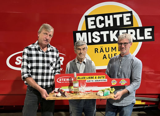 langjährige Mitarbeiter gratulieren Franz Steiner zu seinem 90 . Geburtstag