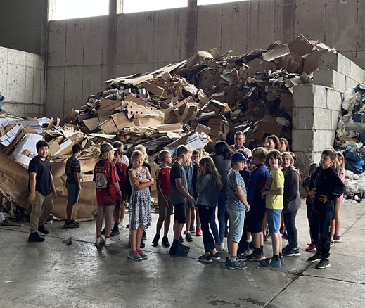 Motivierte Volkschüler zeigen Interesse an der Bedeutung der Entsorgung für die Umwelt