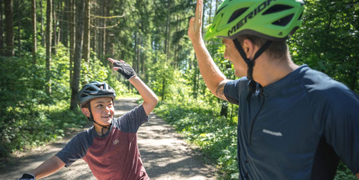 Radfahren im Salzkammergut – Familienausflug auf Waldweg mit Mountainbike