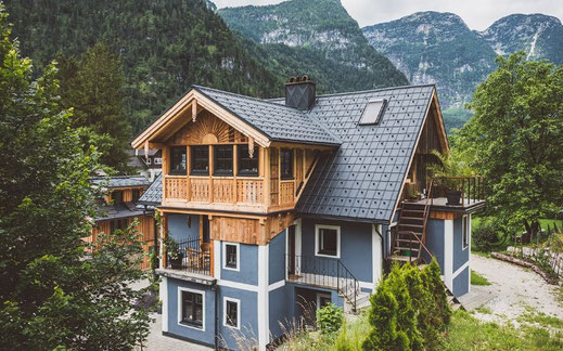 Ferienwohnungen in Obertraun mit Balkon und Bergblick