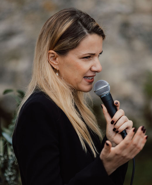 Trauerredner Louisa Kilgus hält Trauerrede in Stuttgart