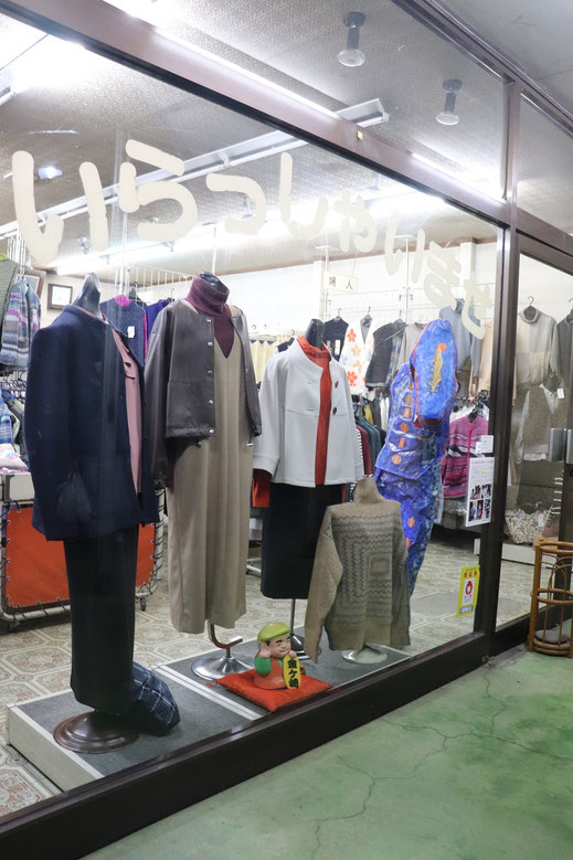 衣料品店のショーウインドウに展示された《米ぶくろのスピノ》