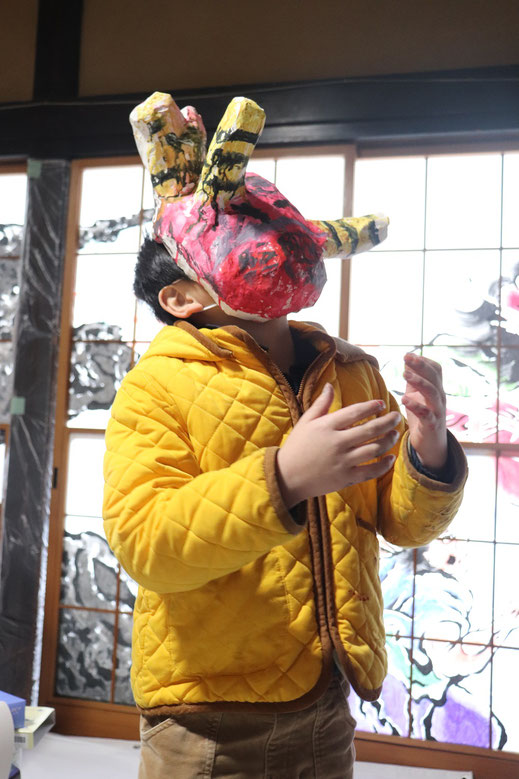 鬼のようなお面をかぶる（金ヶ崎要害鬼祭2023にて）
