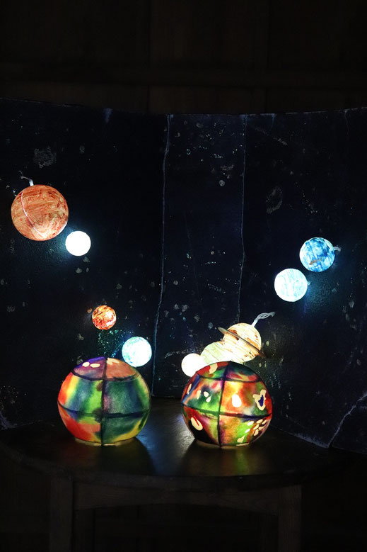 暗闇に輝く《SOLAR SYSTEM》とねぶたランタン