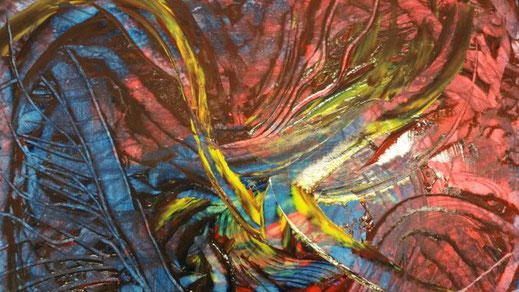 Een schilderij van acrylverf op nat papier. Door in de verf te krassen met een paletmes, zijn banen lichtergekleurde verf ontstaan, met aan de zijkant dikkere raden verf. De banen waaieren uit in de kleuren rood, geel en blauw. Waar de verf is gemengd zi,