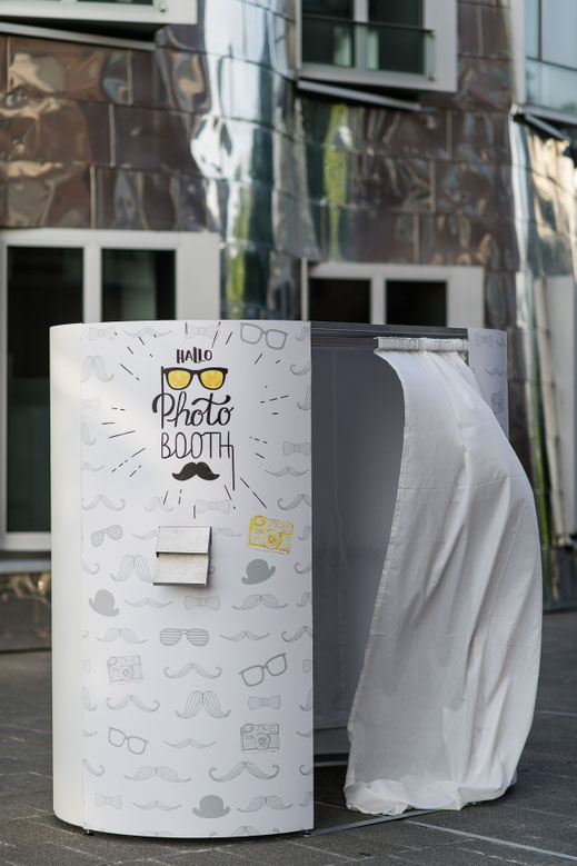 HalloPhotobooth Cabine Hochzeitsfotograf Bayern Allgäu Fotobox Fotokabine Fotosäule Fotoautomat Photobooth Photo Booth Videobooth Hochzeiten Geburtstagsfeiern Party Betriebsfeiern Firmenjubiläum Messen Roadshows Konferenzen Sommerfeste Düsseldorf