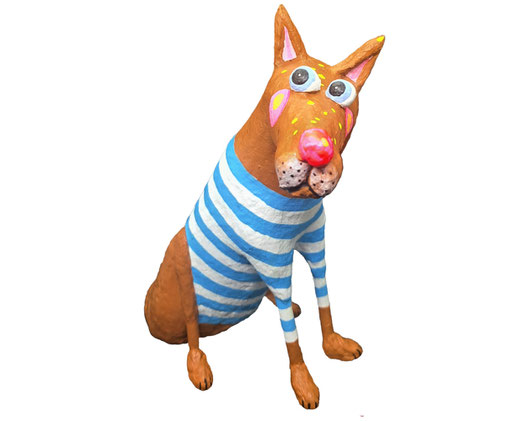 Pappmaché Hundefigur Braun mit blau-weiß gestreiftem Shirt und rosa Nase – Sitzend