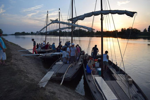 balade-bateau-traditionnel-Loire-degustation-met-et-vins-soiree-coucher-soleil-Rendez-Vous-dans-les-Vignes