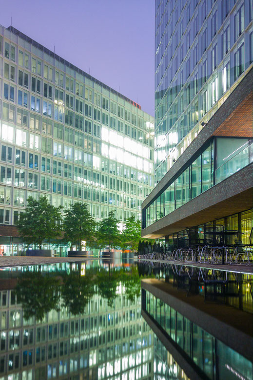 Wasserfläche mit Spiegelungen der umliegenden Gebäude