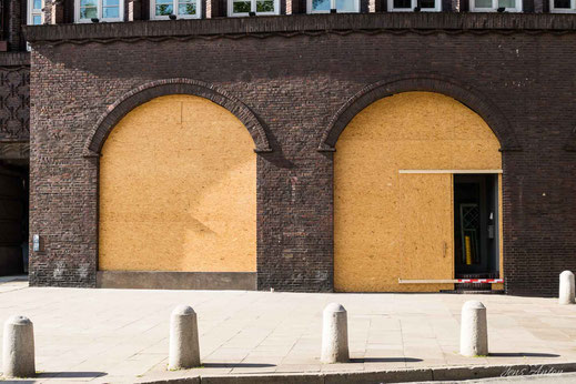 Verbarrikadierte Fenster am Chilehaus