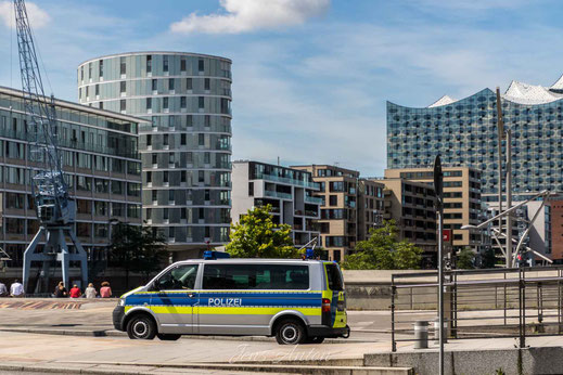 Fahrzeug der Polizei vor den Magellan-Terrassen