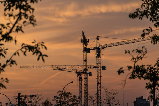 Baukräne in der Hafencity Hamburg bei Sonnenaufgang