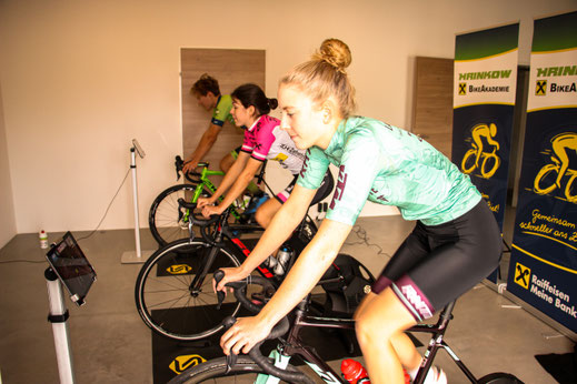 Daniel Eichinger (Hrinkow Advarics Cycleang), Tina Berger-Schauer (Union Rennradteam Pielachtal) und Laura Schöttl (La Musette Radunion). Foto: Peter Maurer/ÖRV