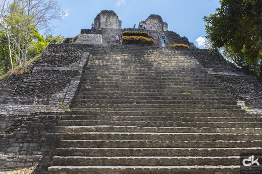 Der steile Aufstieg zur einen Pyramide in Dzibanché