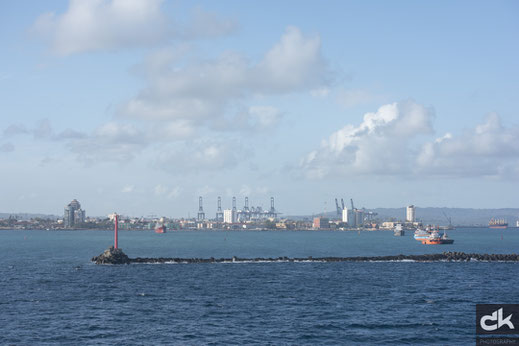 Einfahrt in den Hafen von Colón