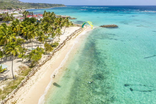 Kitesurf na praia de La Feuillère, perto de Capesterre de Marie-Galante © Aurélien Brusini, 2021, Comité du Tourisme des Îles de la Guadeloupe CTIG