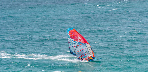 Tristan Algret beim Surfen vor Deshaies © Guillaume Aricique, 2019, Comité du Tourisme des Îles de la Guadeloupe CTIG  