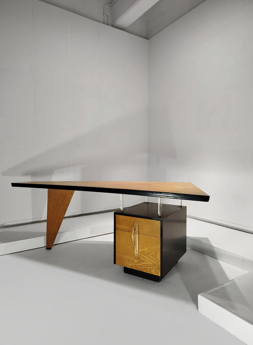 Italian Retro Futurism, Desk in Maple, lacquer and Lucite, Italy, 1940s - PN.Modern pnmodern