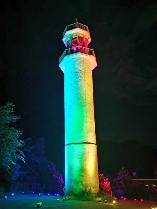 Mit Flutern in Regenbogenfarben beleuchtetes Rathaus in Vlotho.