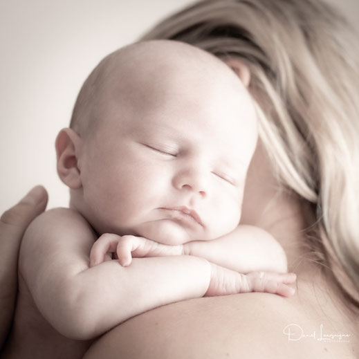 nouveau-né; il dort sur l'épaule de sa maman; ambiance calme; sérénité calme