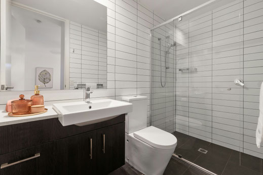 Luxuriöses Badezimmer mit ebenerdiger Dusche
