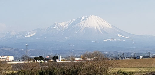 冠雪の伯耆富士！日野川越しに秀峰大山（だいせん）を望む。