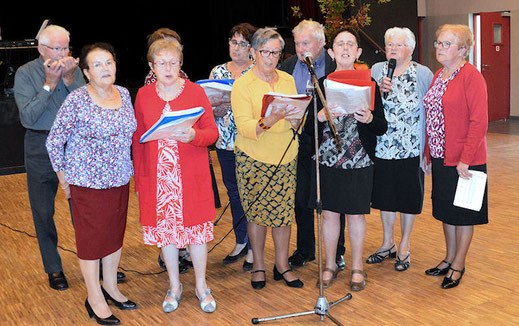 Des chanteuses, des chanteurs et la chorale d'Argentré pour égayer le repas 