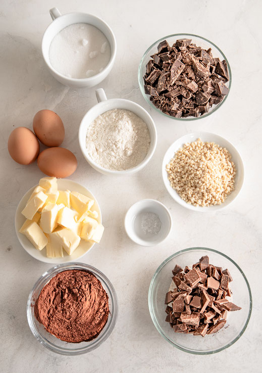 Zutaten für gebackene Schoko-Brownies mit knusprigen Nüssen