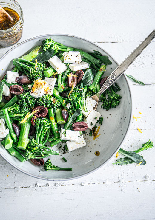Bimi-Salat mit Feta, Kalamata-Oliven und Zitronenschale in einer Schüssel serviert