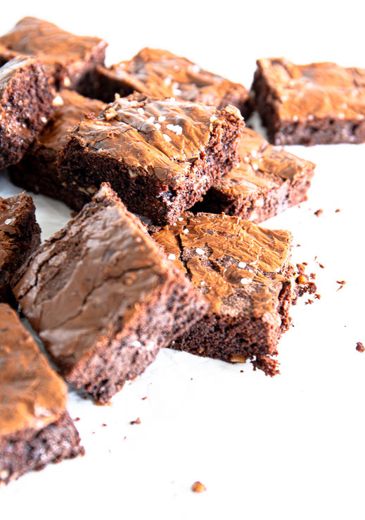 Frisch gebackene Schoko-Brownies mit knusprigen Nüssen