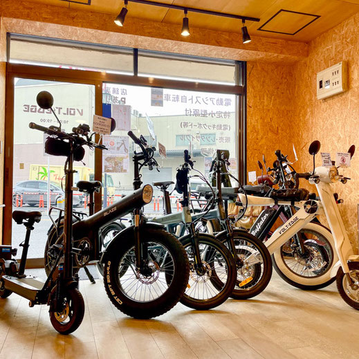 店内に展示された電動アシスト自転車と特定小型原付の取扱い車両