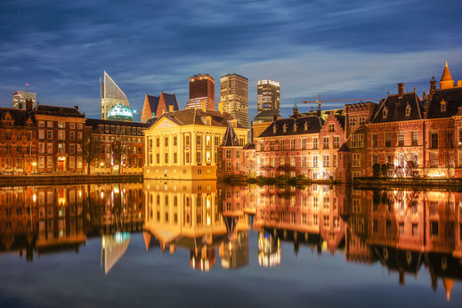 Parlementsgebouwen weerspiegeld in de Hofvijver Den Haag