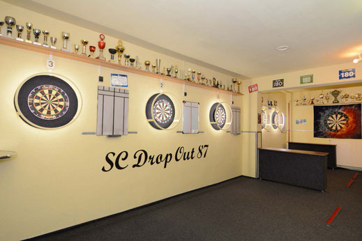 Blickrichtung Fenster mit allen 5 Dartboards in der Spielstätte von Drop Out Seelze