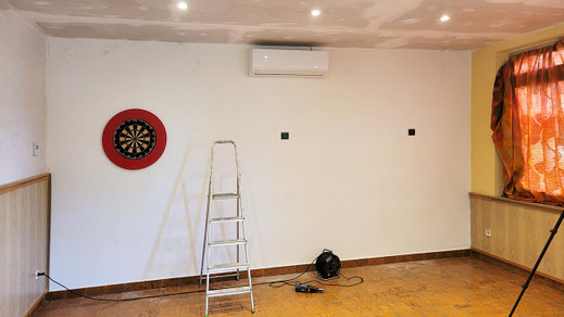 Blickrichtung Fenster mit allen 5 Dartboards in der Spielstätte von Drop Out Seelze