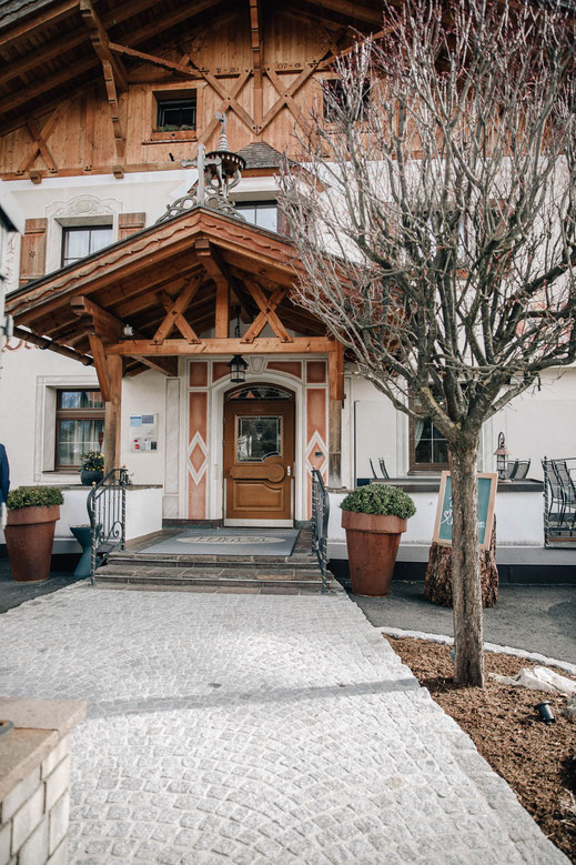 Hochzeit Sistrans Standesamt Feier Gasthof Walzl in Lans Eingangsbereich