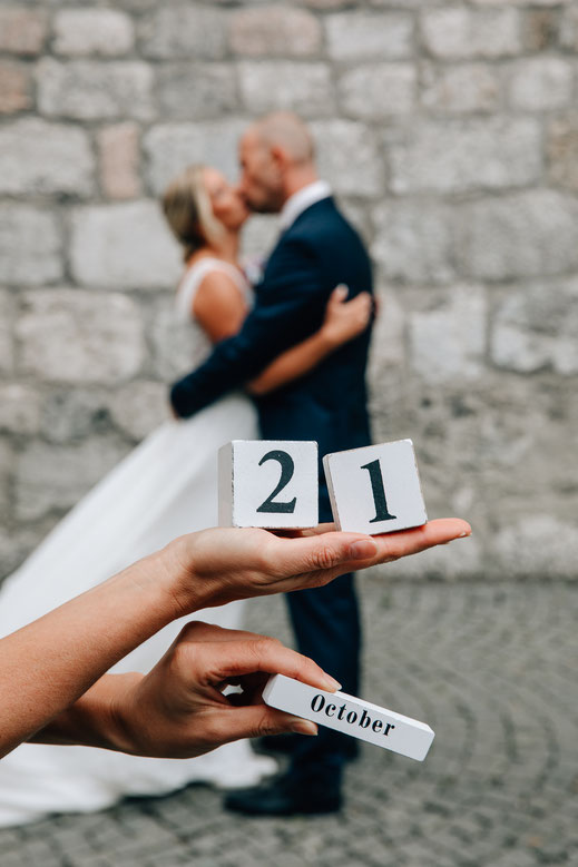 Hochzeit Hall in Tirol Shooting Brautpaarshooting Altstadt Datumswürfel Helfende Hände Brautpaar küsst sich