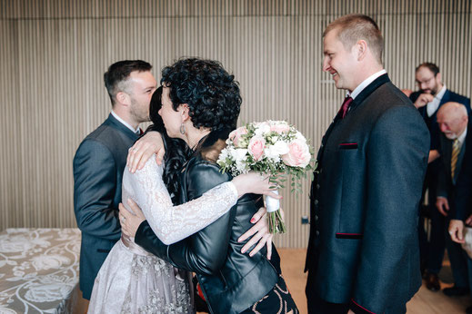 Hochzeit Sistrans Standesamt Trauung Gratulationen nach der Vermählung Mutter gratuliert Tochter Bräutigam und Trauzeuge im Hintergrund