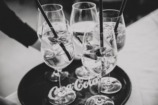 Hochzeit Sistrans Standesamt Feier Gasthof Walzl Lans Tableau mit gefüllten Gläsern und Strohhalmen Schwarzweiß