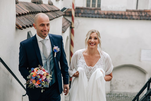 Hochzeit Trauung Hall in Tirol Standesamt Einzug ins Standesamt Innenhof Treppe Brautpaar lacht