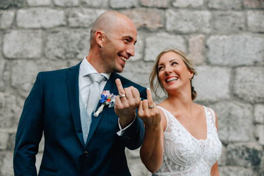 Hochzeit Hall in Tirol Shooting Brautpaarshooting Altstadt Brautpaar lacht und zeigt Ringfinger mit Eheringen Emotion Spaß beim Fotografieren