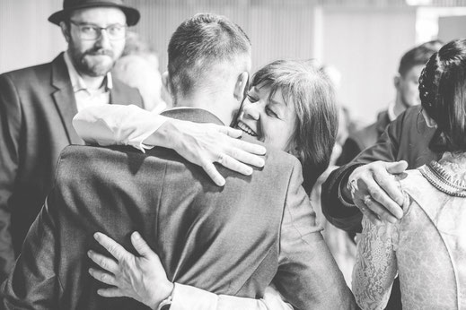 Hochzeit Sistrans Standesamt Trauung Gratulationen Schwarzweiß Mutter gratuliert Sohn zur Vermählung