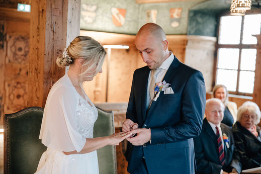 Hochzeit Trauung Hall in Tirol Standesamt Bräutigam steckt Braut den Ring an den Finger Emotion