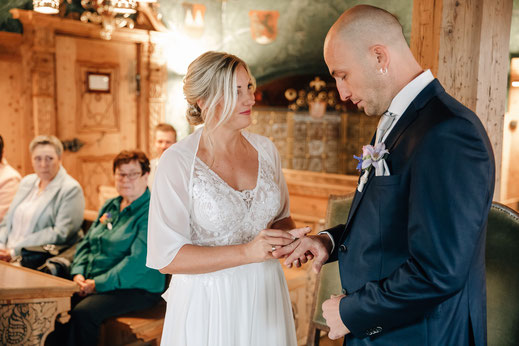 Hochzeit Trauung Hall in Tirol Standesamt Braut steckt Bräutigam den Ring an den Finger Emotion