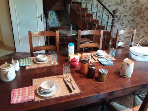 Petit déjeuner et confitures maisons pour le petit déjeuner 