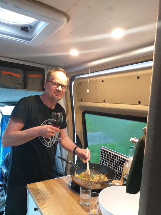 Und da ich ja immer noch nicht fit bin, kocht Matthes heute. Es gibt etwas leichtes (bis auf den Rotwein:))