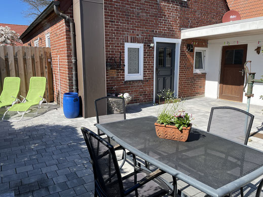 neue Terrasse (2021) mit Gartenmöbel, Grill und Liegen