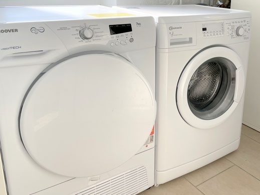 Hauswirtschaftsraum mit Waschmaschine und Trockner